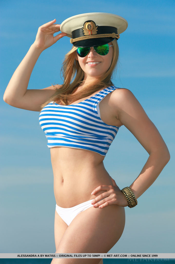 Marinheira gostosa pelada na praia mostrando buceta para amigos