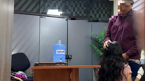 Professora safada abrindo as pernas pro chefe no escritório - Vídeo Completo